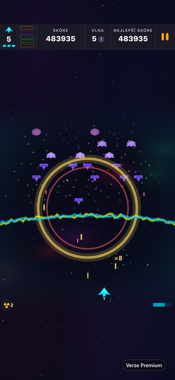 Premium vlna Void Siege se zavírající se elektrickou bariérou a tlakovou vlnou Nova Bomb čistící obrazovku