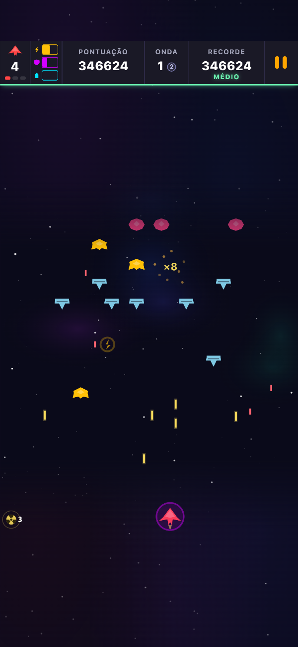 Jogo no loop 2, onda 1, no nível Médio, com um Escudo Absorvente ativo e a saúde criticamente baixa