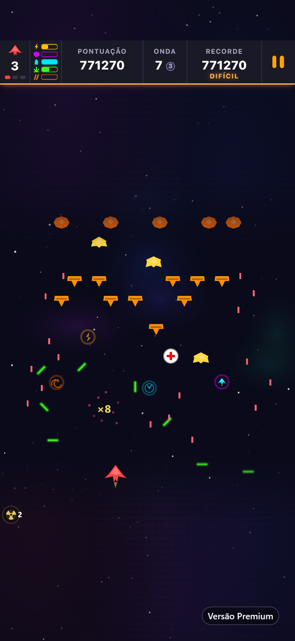 Jogo Premium na onda 7 no nível Difícil, com um Kit de Saúde, tiros da Matriz de Dispersão e os power-ups Mísseis Rastreadores e Tempo de Bala em jogo